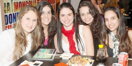 Marília Sandrin, Mariana Alcântara, Gabriela Presotto, Mônica Biasoli e Raissa Oliveira em restaurante da cidade